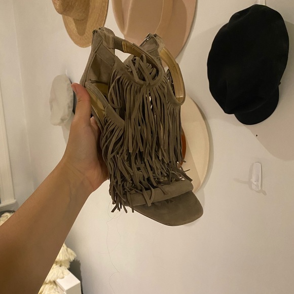 Steve Madden Fringe Taupe Heels - SIZE 9 - Picture 2 of 6